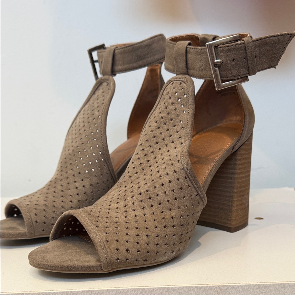 Universal Thread Taupe Block Heel Sandals
